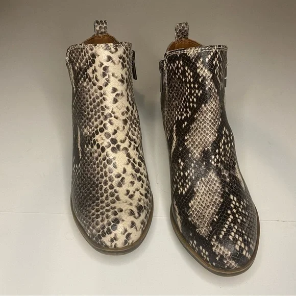 Lucky Brand Basel Almond Toe Ankle Booties Zip Avorio Snake Print size 6 - Picture 2 of 8